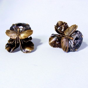 536b955137f80_Ermani Bulatti Dutch designer dragon fly earrings with large facet cut glass stone Nederlands vintage oorbellen libelles met grote facet geslepen glas steen costume jewelry 1.JPG