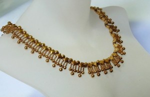 Vintage Monet gold tone necklace Egyptian revival style goudkleurig metalen collier ketting Egyptische stijl designer Amerika America 2.JPG