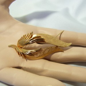 Corocraft America vintage brushed gold plated brooche Amerika geborsteld goudkleurig metalen broche 50 er 60 er jaren 1950s 1960s designer modernist costume 6.JPG