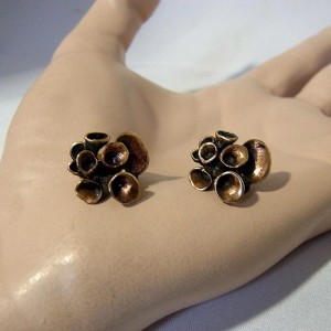Hannu Ikonen Finland Bronze bronzen brons clip earrings oorbellen vintage designer Scandinavian Scandinavische rendiermos Reindeermoss bekertjes mos 1.JPG