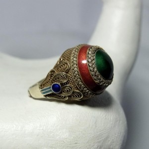 Oude Chinese export zilveren vergulde ring met groene steen Old silver China gilded ring with enamel and a green stone 1a.JPG
