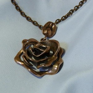 Scandinavische Scandinavian Finland bronzen brons bronze roos hanger ketting collier rose pendant necklace designer modernist vintage 1970s 70er jaren 5.JPG