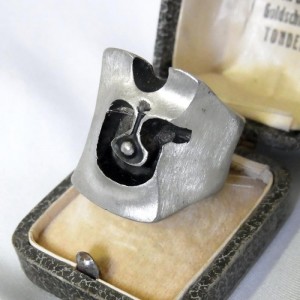 Vintage modernist pewter solid ring modernistische tinnen zware ring Norway Noorwegen Scandinavian designer ongemerkt 1.JPG