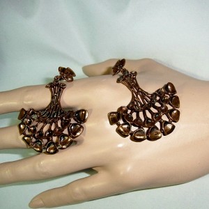 Hannu Ikonen Finland Finse Finnish 2 large grote danglebronze bronzen brons hook earrings oorbellen Reindeermoss Rendiermos desinger Scandinavian modernist 3.JPG