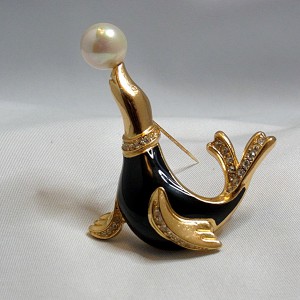 Christian Dior seal zeehonden broche met zwart emaille black enamel designer vintage pearl haute couture 1.JPG