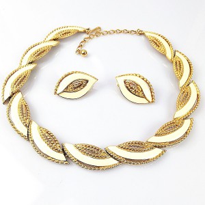 Trifari vintage necklace set earrings oorbellen collier ketting gold tone with cream coloured enamel goudkleurig creme designer5.jpg