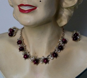 Vintage Costume Moonglow Thermoset demi parure kersentood goudkleurig goldtone necklace earrins oorbellen collier ketting e.JPG