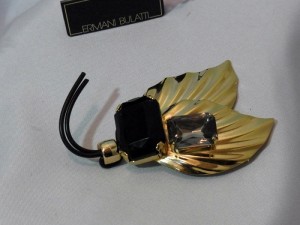 Large Ermani Bulatti Vintage Costume Designer Brooch Broche Messing kleur brass coloured met grote geslepen glassteen with large faceted cut glass stone a.JPG