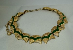 Coro vintage costume jewelry gold tone goudkleurig modernist adjustable verstelbaar collier ketting necklace with green enamel met groen emaille a.JPG