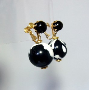 Miriam Haskell screw back earrings schroef oorbellen goudkleurig gold tone metal metaal black and white vintage costume jewelry mid century sixties 60er 1960s 60s designer 4.JPG