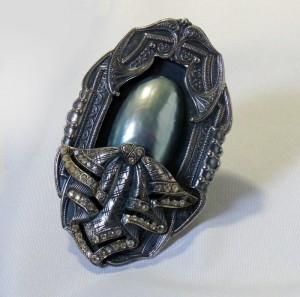 Ermani Bulatti zilverkleurige metalen broche met grijs parelmoer Strass  silver tone metal brooch with grey mother of pearl MOB Strass Vintage Designer Costume Jewelry b.JPG