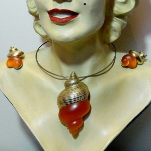 Christian Dior vintage designer shell schelp necklace set collier ketting pendant earings hanger oorbellentone goudkleurig costume 3.JPG