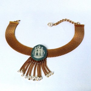 Goldtone Choker With Cameo signed Original by Robert Maidens in blue goudkleurig metalen collier ketting vintage costume jewelry designer sixties fifties b.JPG