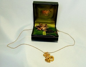 Risis Singapore 24k Gold Dipped Orchids Demi brooche pendant 14 kgolden chain 1970s 70er jaren echte orchide in original box originele doos vintage designer 1.JPG