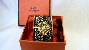 Hermes Paris vintage designer bracelet armband in originele doos in original box black with flowers zwart met bloem motieven costume jewelry 1.JPG